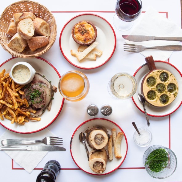 Image d'une table au Bouillon d'Or